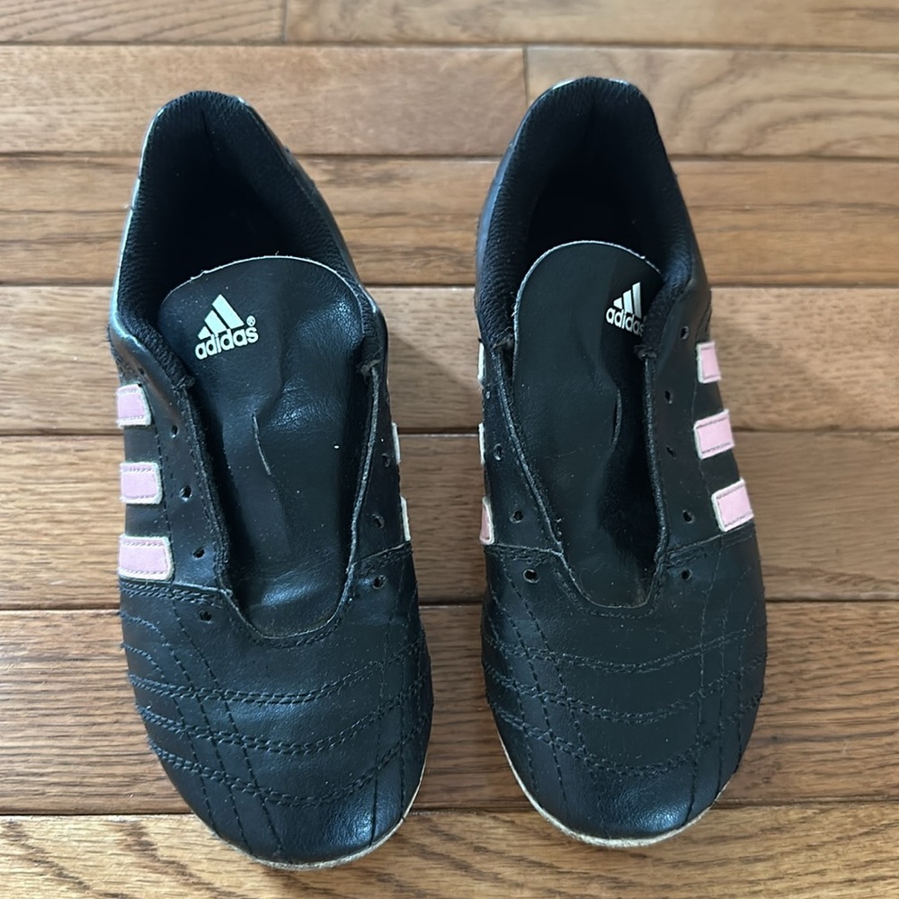 🖤 Adidas girls cleats black with pink stripes size 13.5 youth - Picture 2 of 7